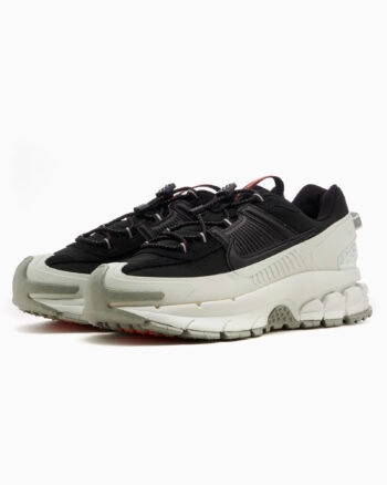 Кросівки чоловічі Nike Zoom Vomero Roam Winterized FV2295-001 зима текстиль синтетика чорні сірі